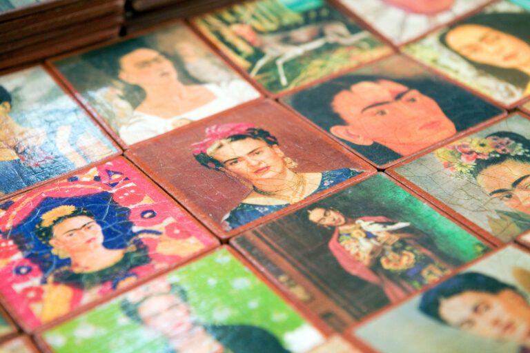 Mexico City, Mexico, coasters with the face of Frida Kahlo. Agencja Fotograficzna Caro / Alamy Stock Photo