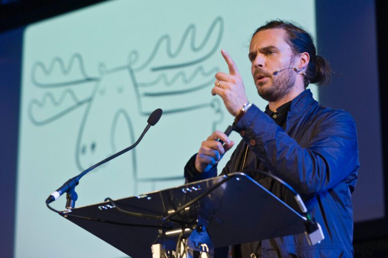 Illustrator Oliver Jeffers talking about his work at Hay Festival 2014. Jeff Morgan / Alamy Stock Photo