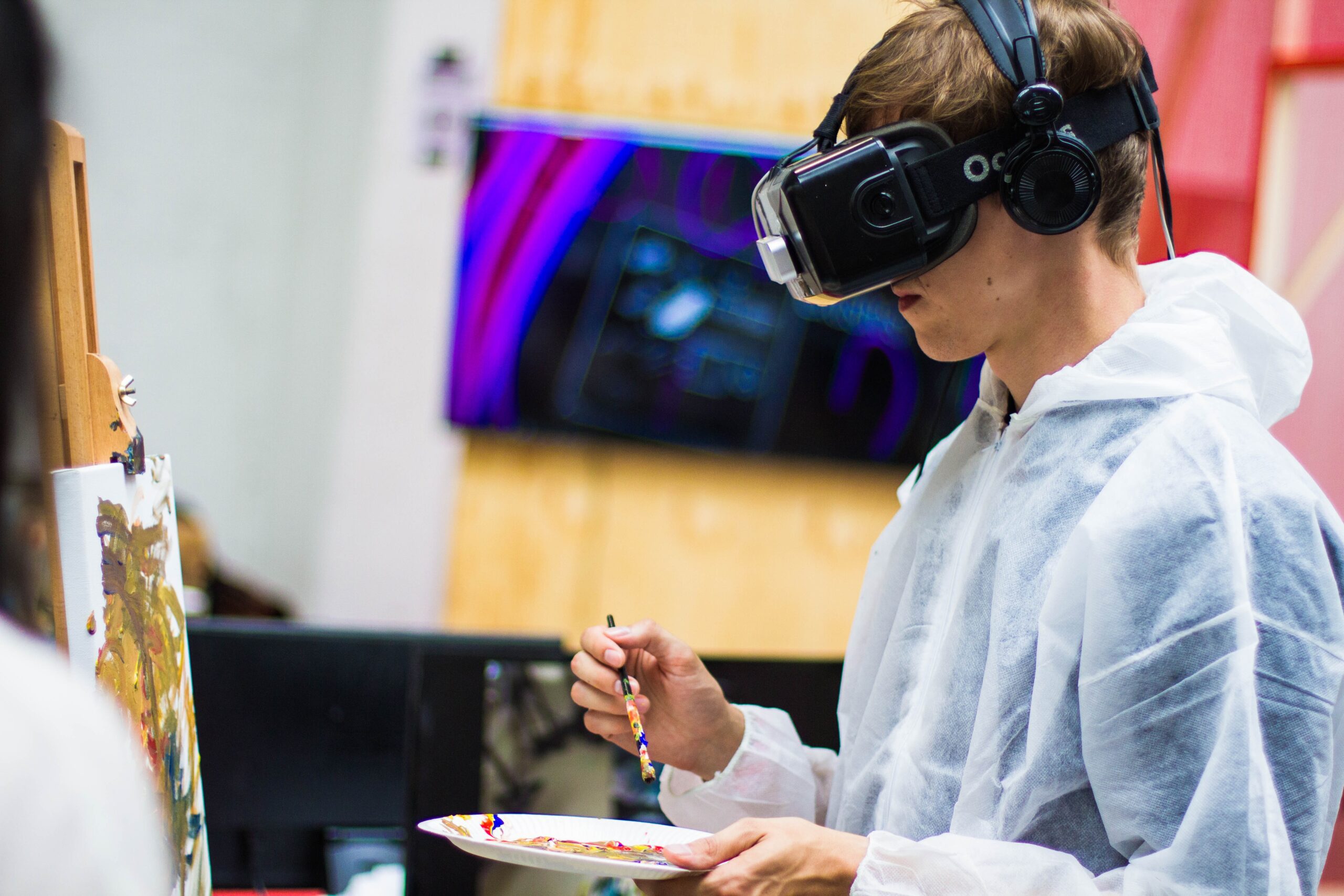 Art student uses Oculus VR in art university class. Photo by Billetto Editorial on Unsplash