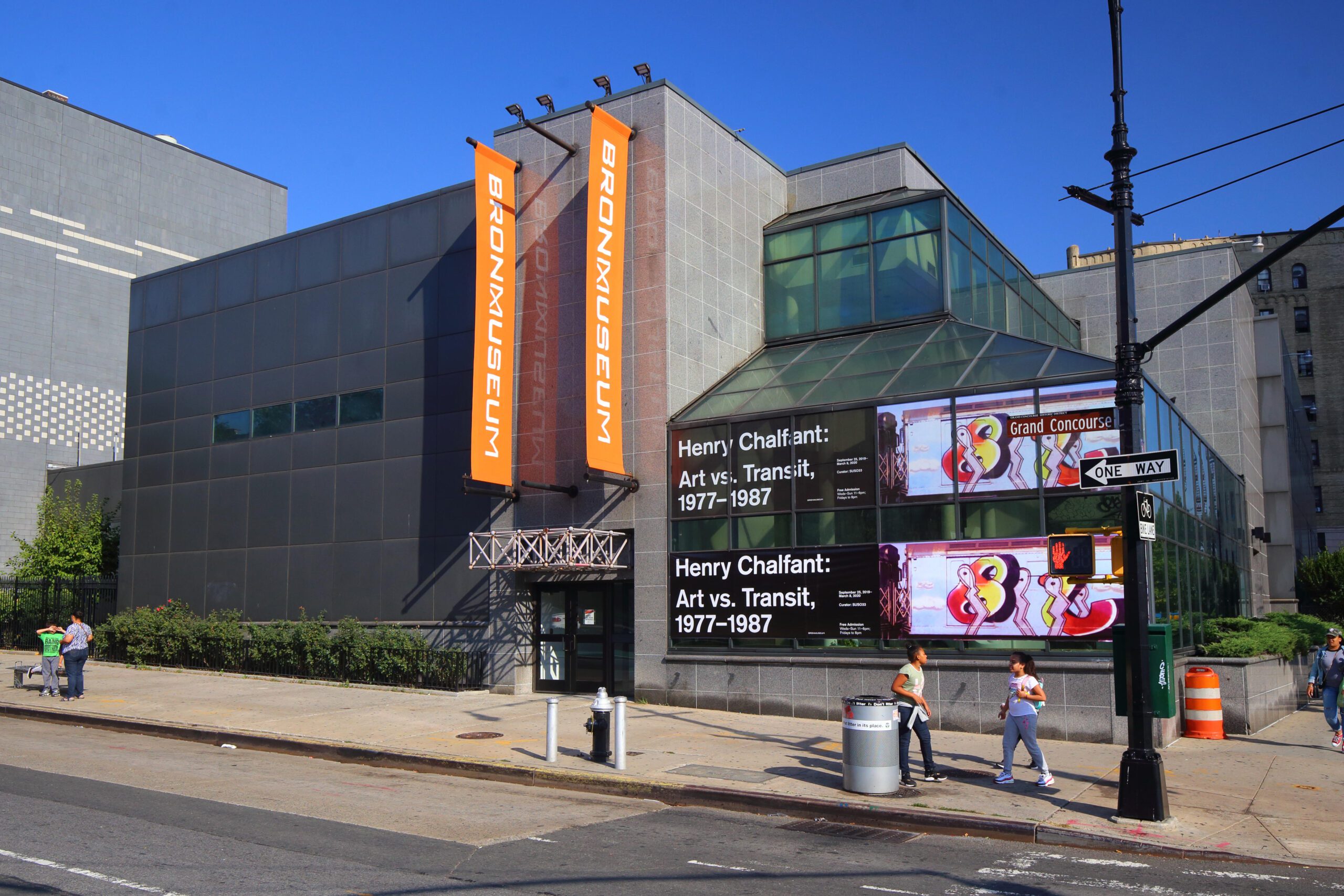 The Bronx Museum of the Arts, 1040 Grand Concourse, Bronx, NY. Robert K. Chin - Storefronts / Alamy Stock Photo