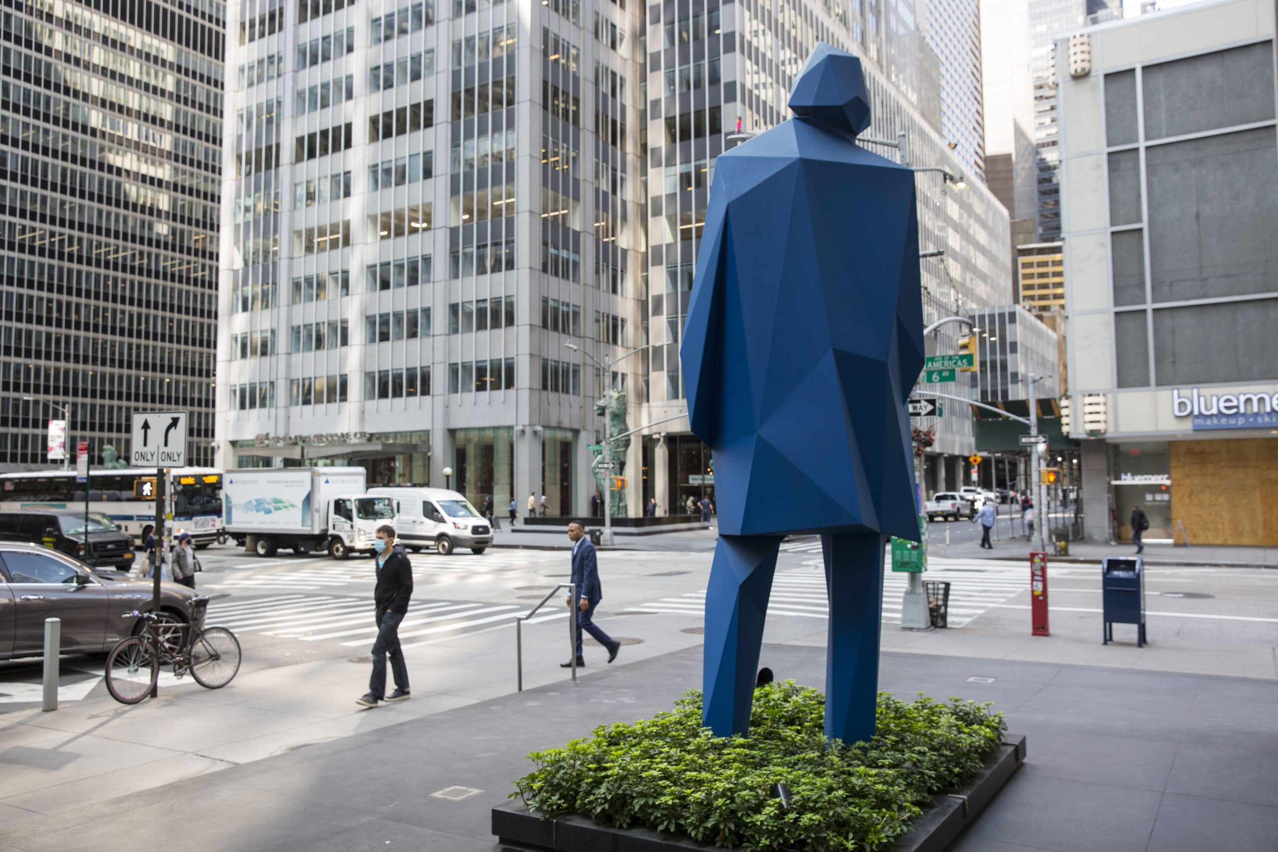 Angular sculpture of a man in blue steel by Xavier Veilhan entitled "Jean-Marc" which stands on 6th Avenue and 53rd Street outside RXR Realty offices a half block from the Museum of Modern Art. David Grossman / Alamy Stock Photo