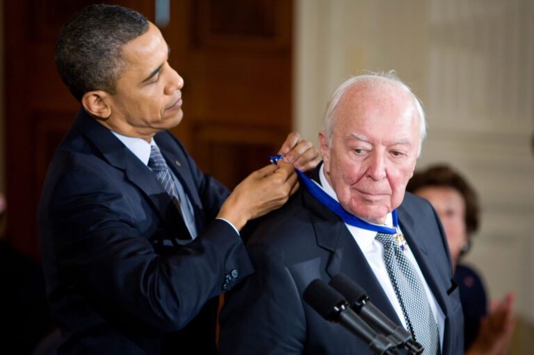 President Barack Obama presents the Presidential Medal of Freedom to artist Jasper Johns. Kristoffer Tripplaar / Alamy Stock Photo
