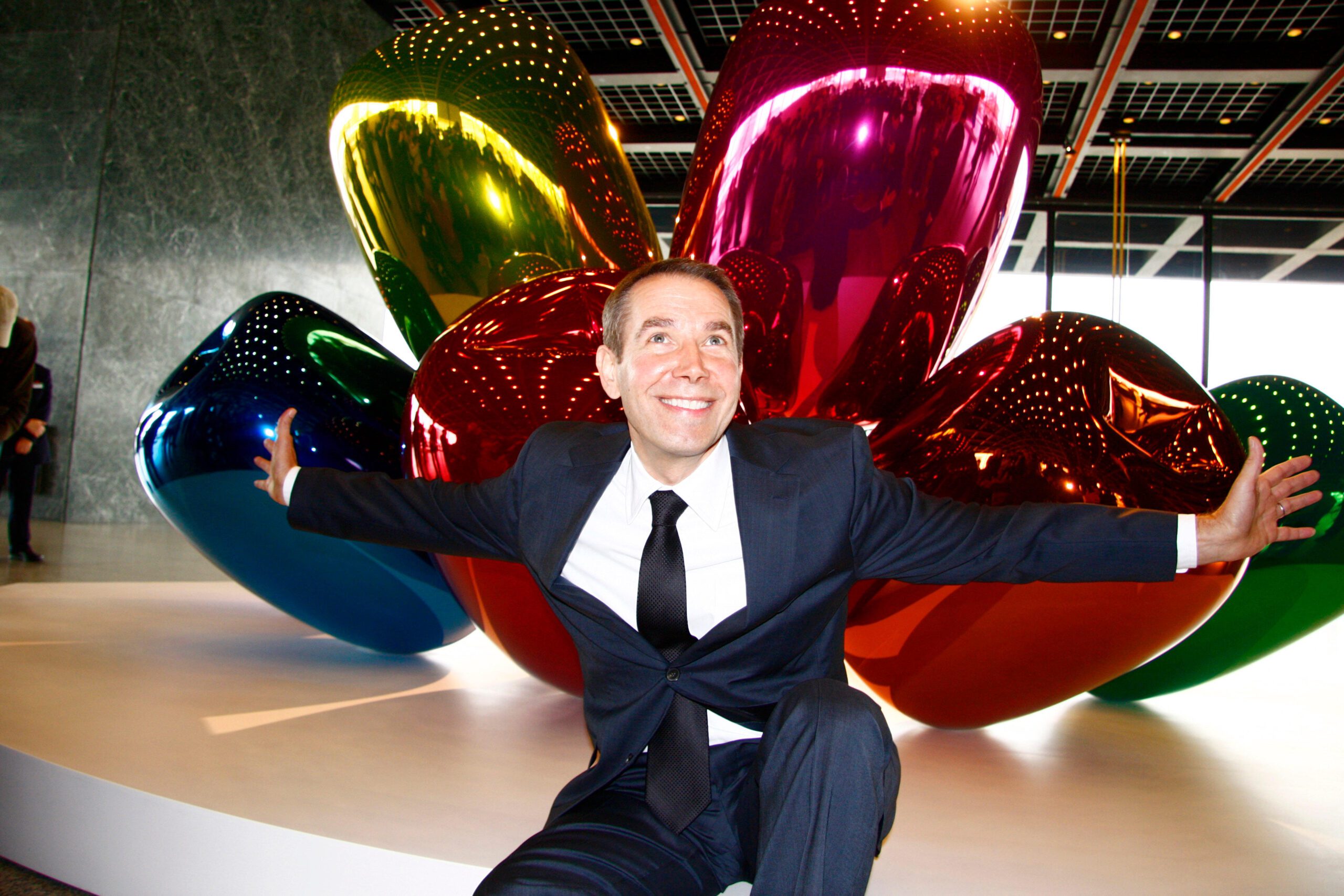 Jeff Koons in front of the sculpture "Tulips" at the presentation of his solo exhibition title. 360b / Alamy Stock Photo